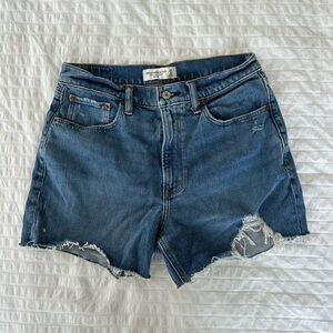 Abercrombie 4” Mom Short (NEVER WORN)